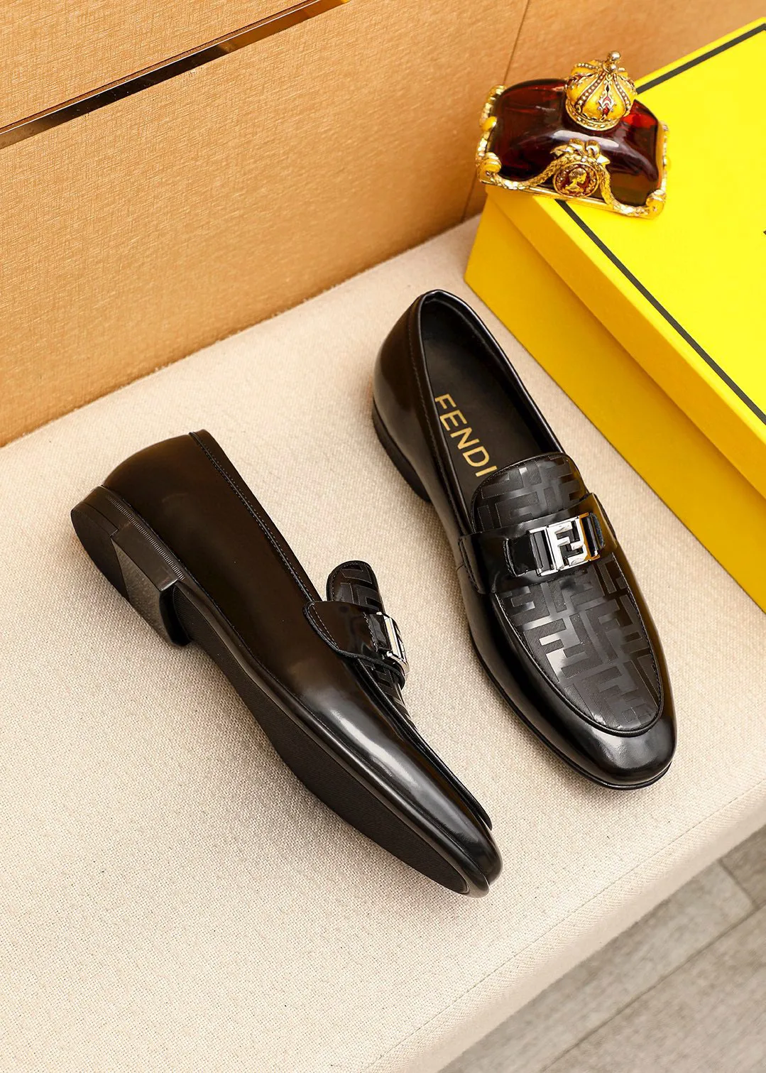 Men's shoes 💰442 💐 Product trademark: FENDI [Fendi] casual leather shoes Regular size: 38-44 (45🉑️customized) Product materials: Selected imported first-layer patent leather laser upper + luxury hardware buckle, imported cowhide leather lining. Strong three-dimensional visual effect, rubber outsole Color: 1⃣️color optional